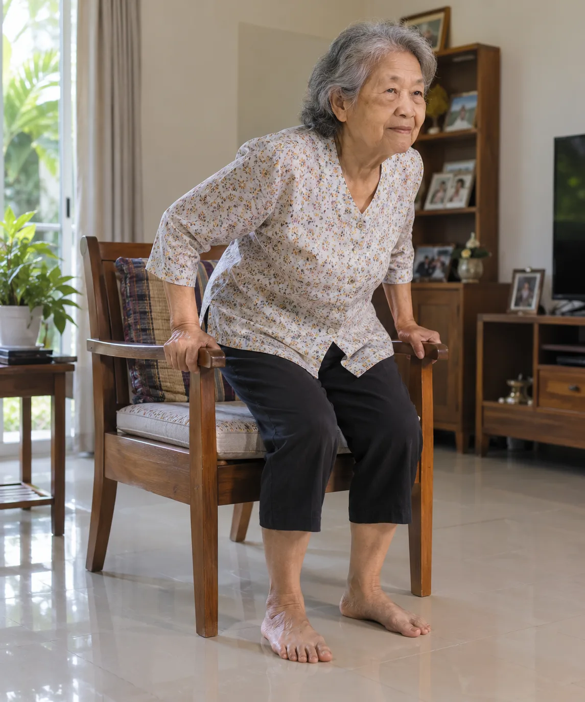 เตรียมเท้าและใช้ที่วางแขนช่วยถ่ายน้ำหนักขึ้นยืน